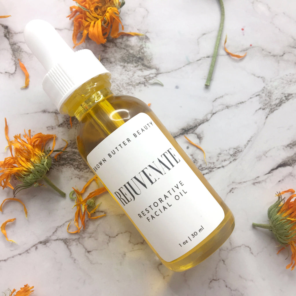 Quick-absorbing, non-greasy face oil with organic plant extracts, ideal for moisturizing and calming dry skin